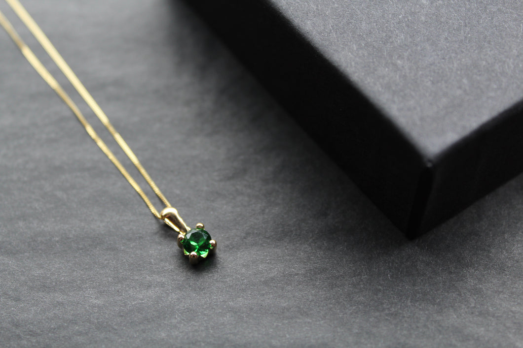 9ct Gold Emerald Green Pendant and Chain