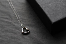 Load image into Gallery viewer, 9ct White Gold Heart pendant and Trace Chain
