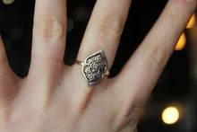 Load image into Gallery viewer, Plain Silver Vintage Flower Motif Ring
