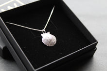 Load image into Gallery viewer, Silver Scallop Necklace
